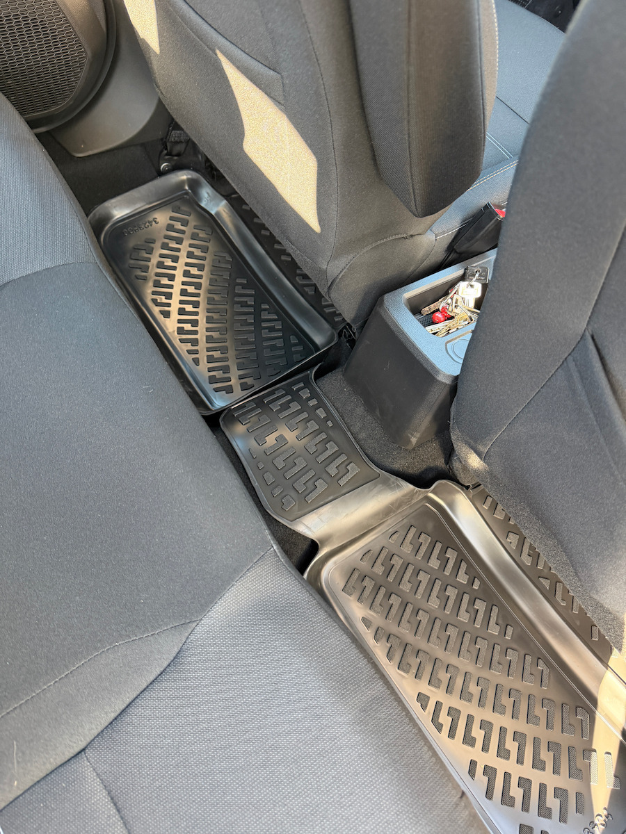 Umbrella Satz Vorder- und Hintermatten 4Stück aus Gummi für Dacia Sandero 2020+ Schwarz