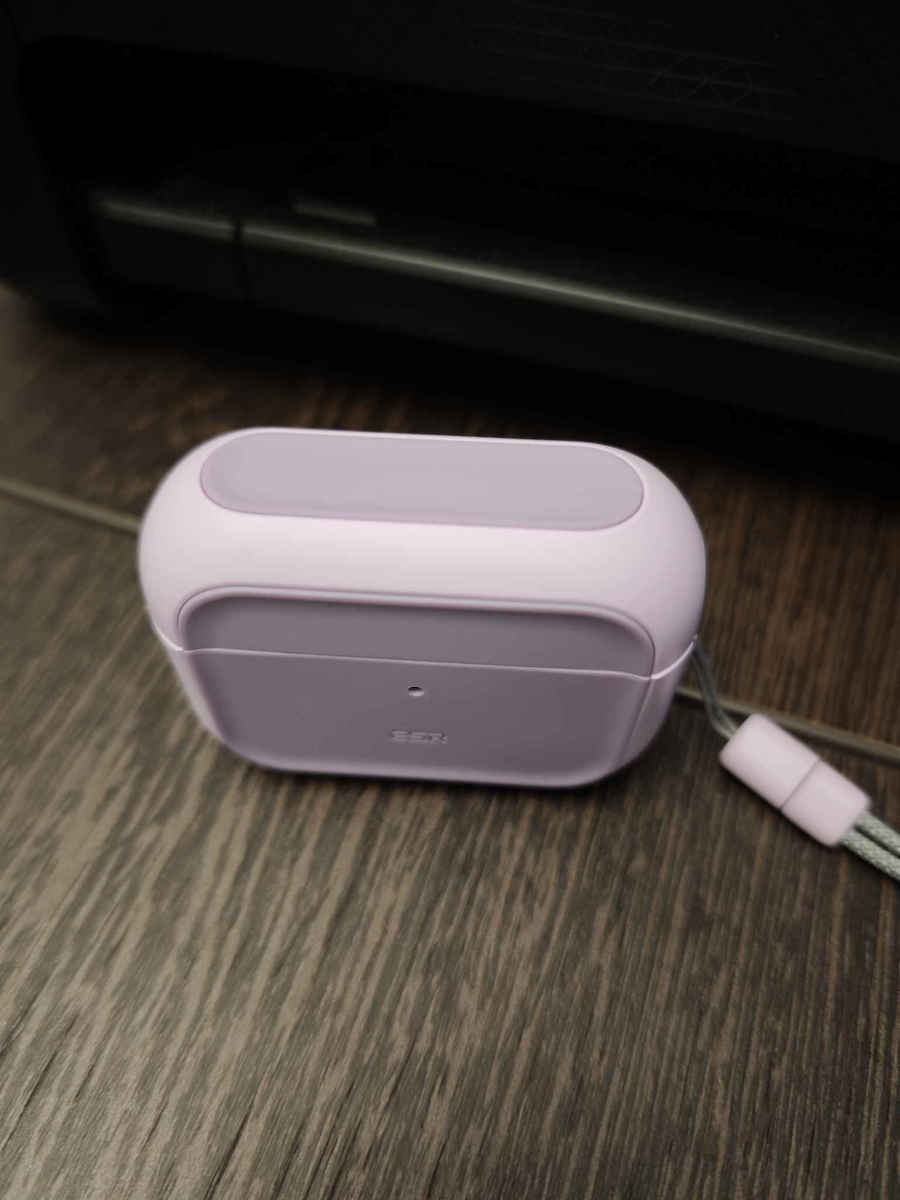 ESR Orbit Hybrid Halolock Case Plastic / Silicone in Black color for Apple AirPods Pro 3