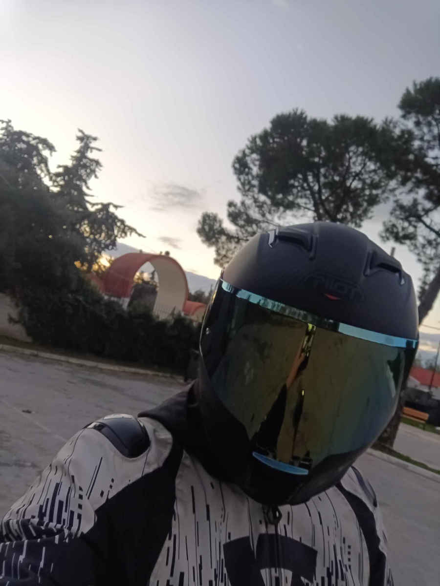 Pilot Stealth Motorcycle Helmet Full Face ECE 22.06 1380gr with Sunvisor