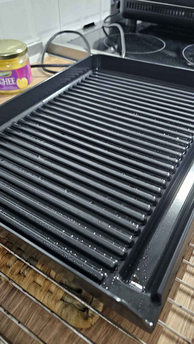Ninja Sizzle Tabletop Electric Grill Smooth and Ribbed Plate 1450W with Lid and Adjustable Thermostat 37cmx28cmcm
