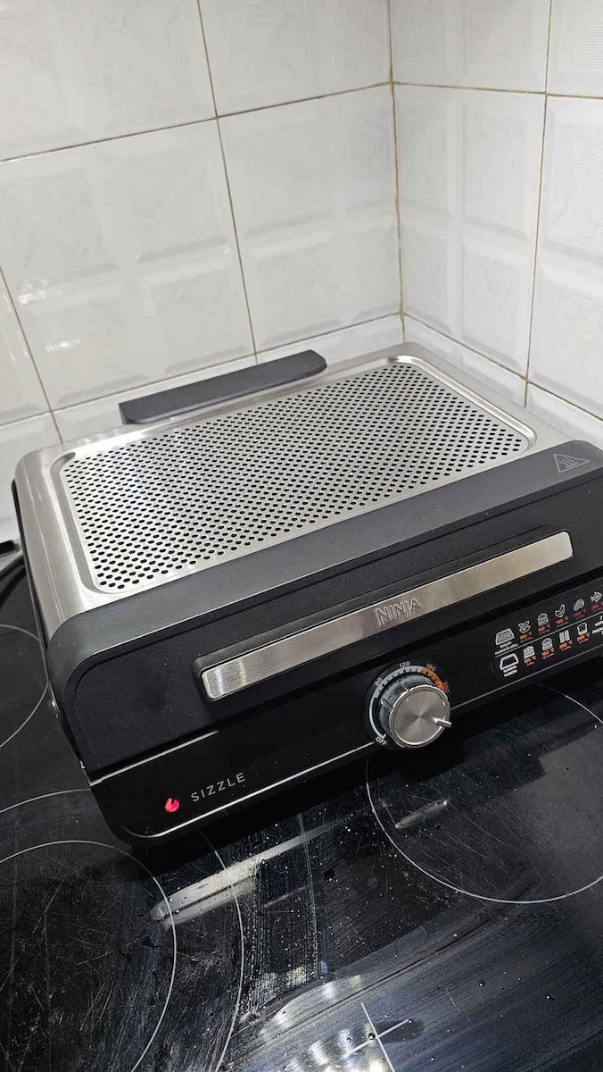 Ninja Sizzle Tabletop Electric Grill Smooth and Ribbed Plate 1450W with Lid and Adjustable Thermostat 37cmx28cmcm