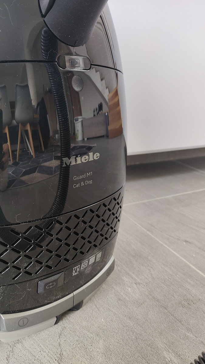 Miele Guard M1 Cat & Dog Vacuum Cleaner 890W Bagged 4.5lt Black