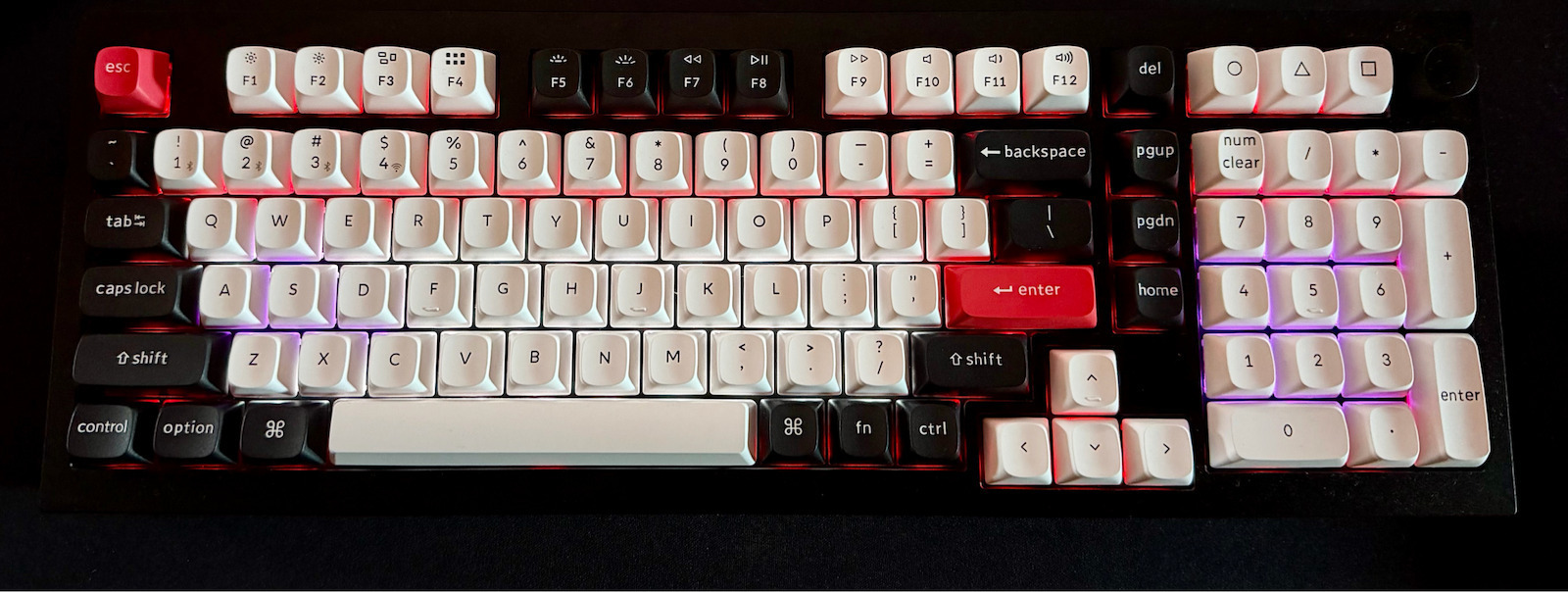 Keychron Q5 HE QMK Q5H-M1 Tastatură Mecanică De Gaming Fără Fir Cu Comutatoare Gateron Double-Rail Magnetic Purple Și Iluminare RGB Engleză SUA Carbon Negru