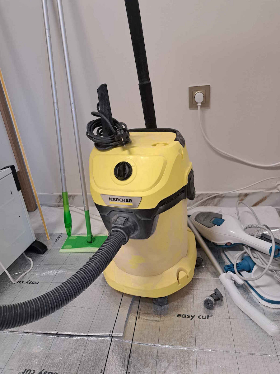Karcher V-17/4/20 Vacuum Wet / Dry 1000W with Plastic Bin 17lt