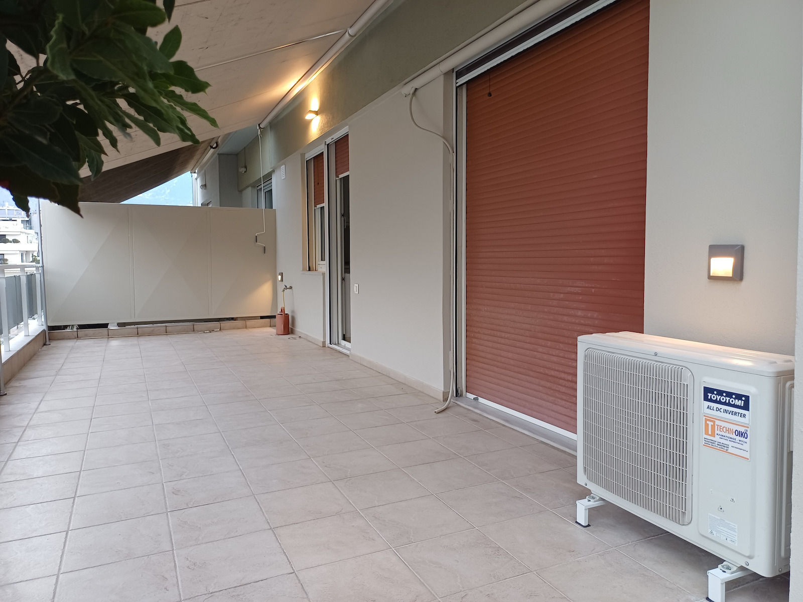 V-TAC Επιτοίχια Εξωτερική Πλαφονιέρα LED IP65 9W με Θερμό Λευκό Φως Διπλής Δέσμης 17.3x8.1x4.6εκ.