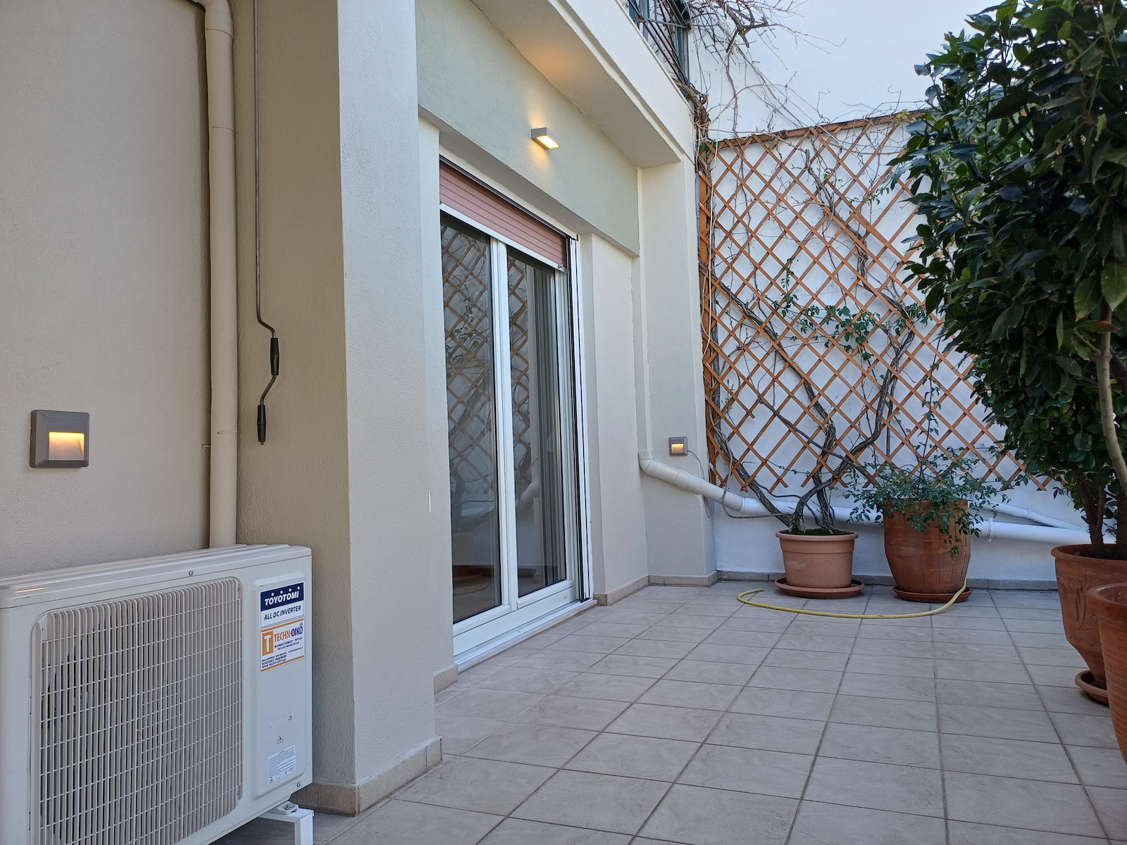 V-TAC Επιτοίχια Εξωτερική Πλαφονιέρα LED IP65 9W με Θερμό Λευκό Φως Διπλής Δέσμης 17.3x8.1x4.6εκ.