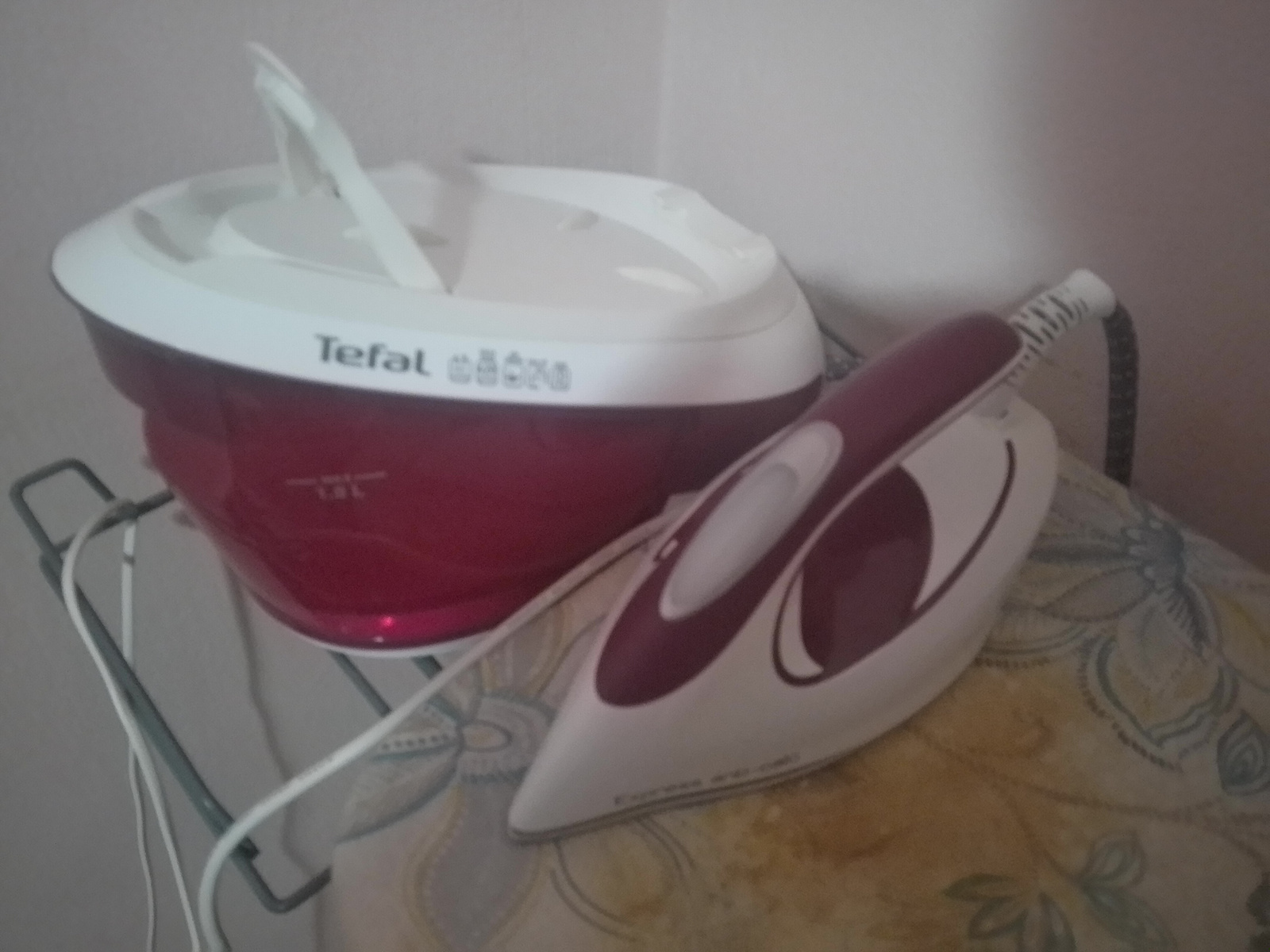 Tefal Express Anti-Calc Sistem de călcat cu aburi 6.5bar cu rezervor 1.8l