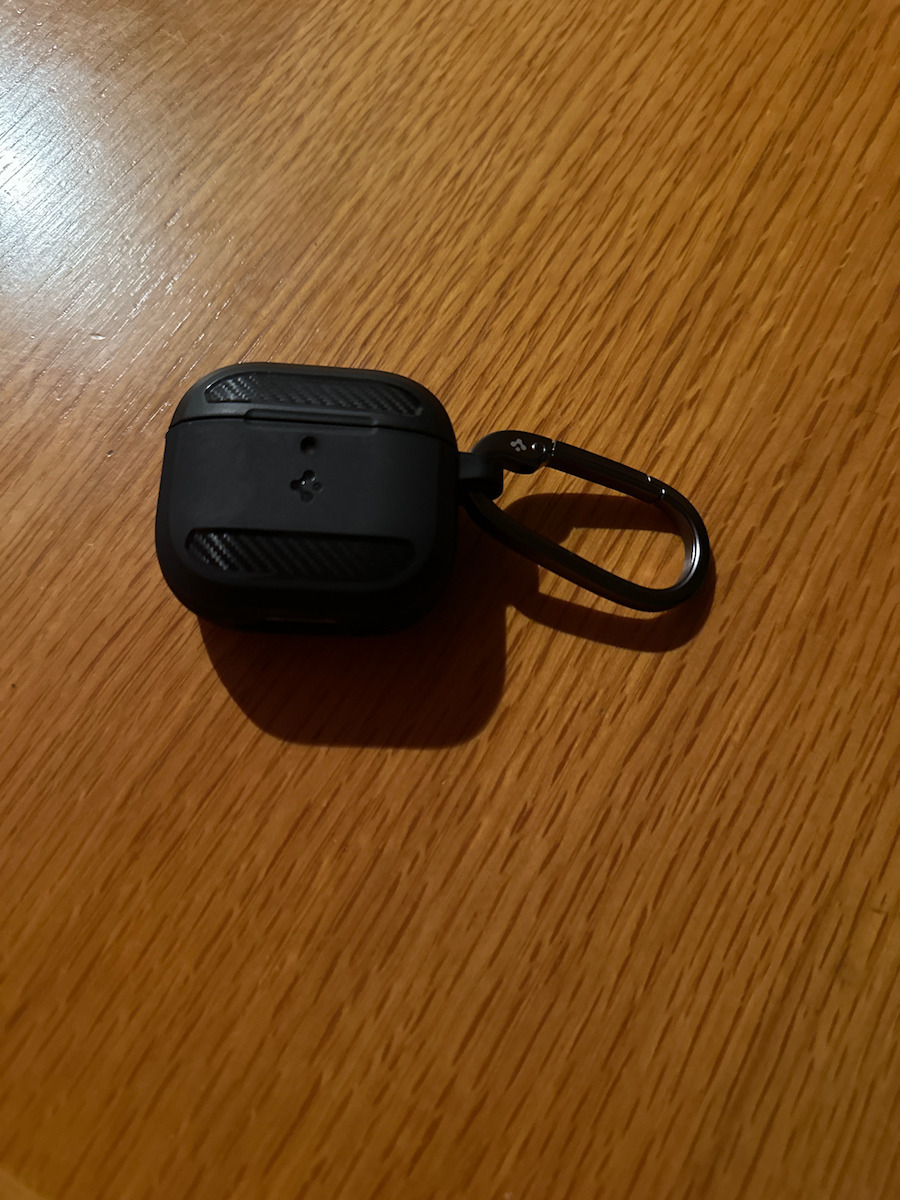 Spigen Rugged Armor Калъф с кука в Черен цвят за Apple AirPods 4