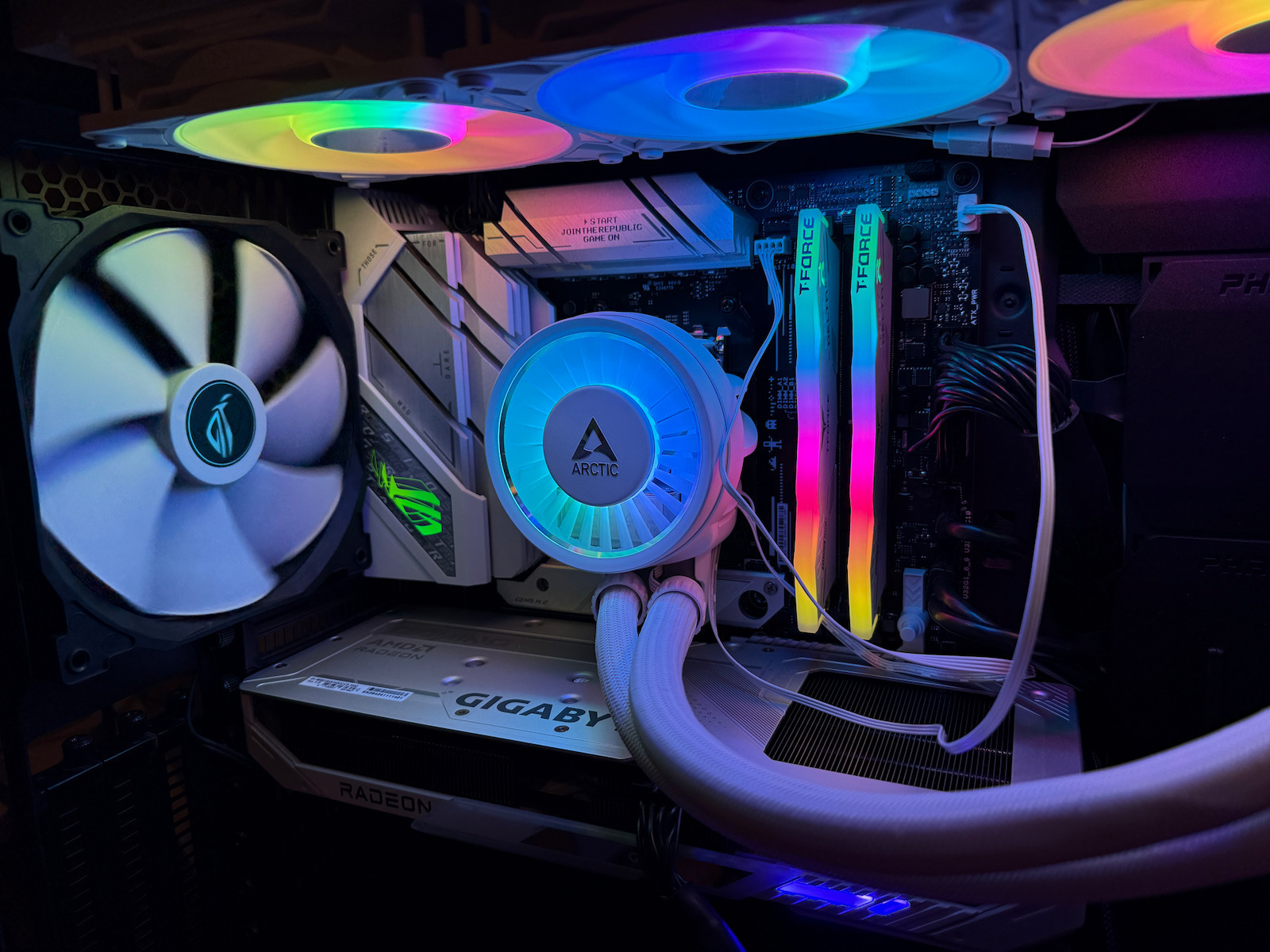 Gigabyte Radeon RX 9060 XT 16GB GDDR6 GAMING OC ICE Graphics Card