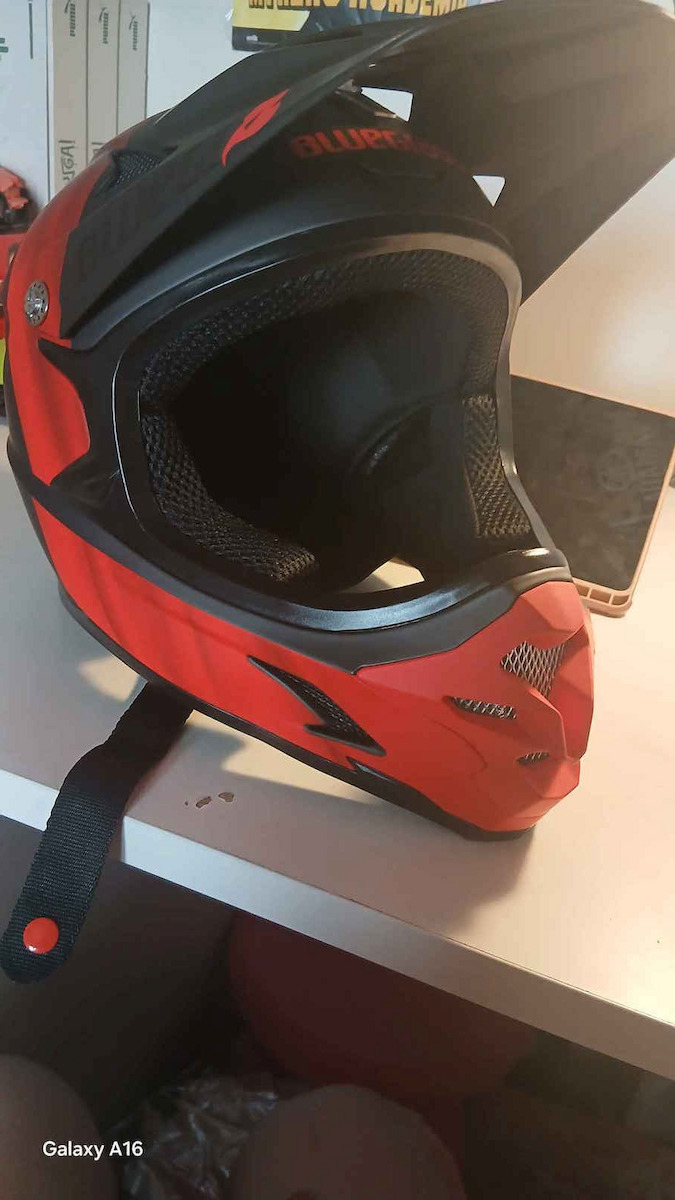 Bluegrass Intox Față întreagă Cască de Bicicletă Coborâre Black Camo Matt