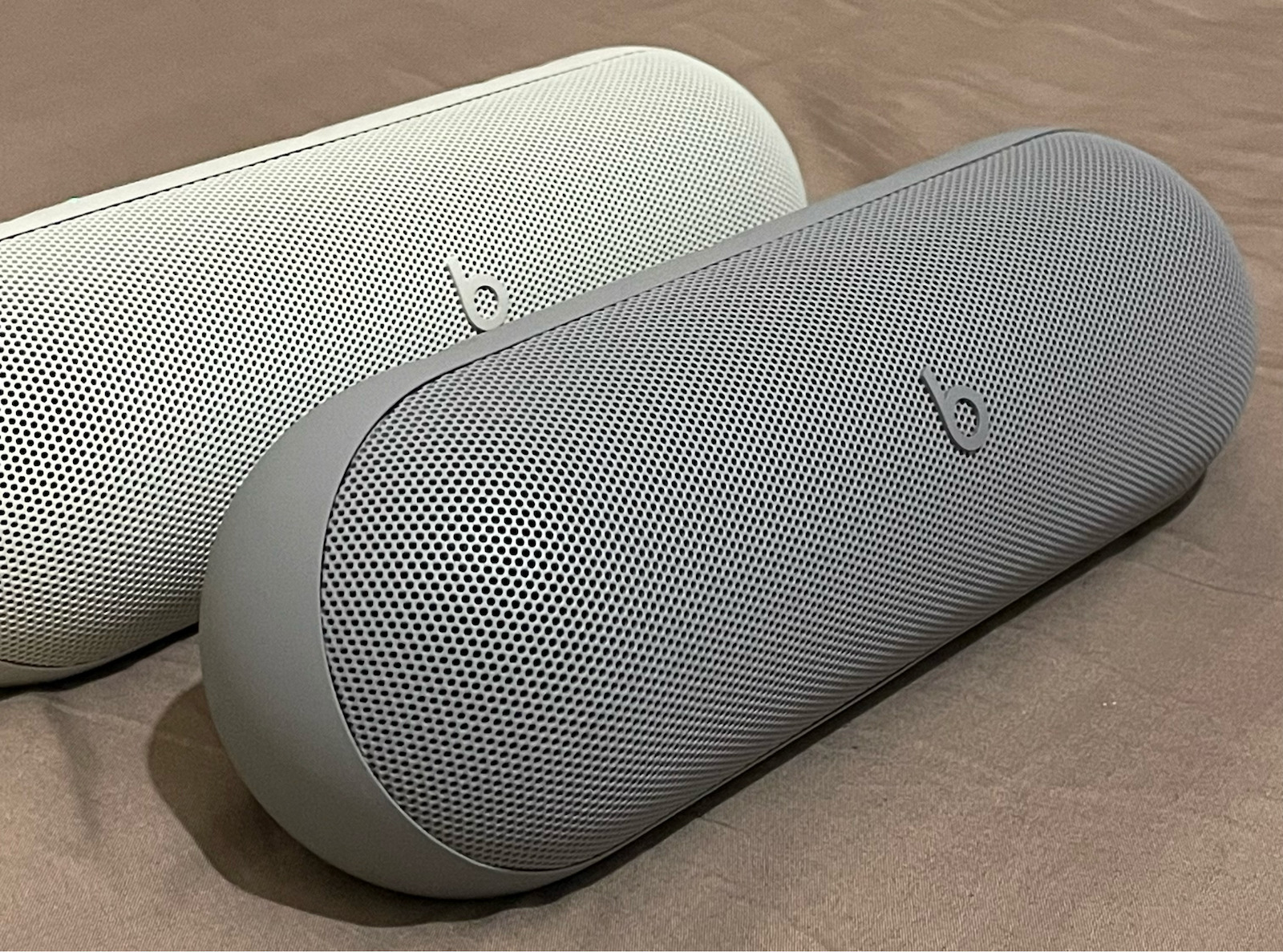 Beats Pill x Kim Kardashian Wasserfestes Bluetooth Lautsprecher 30W mit Batterielaufzeit bis zu 24 Stunden Hellgrau