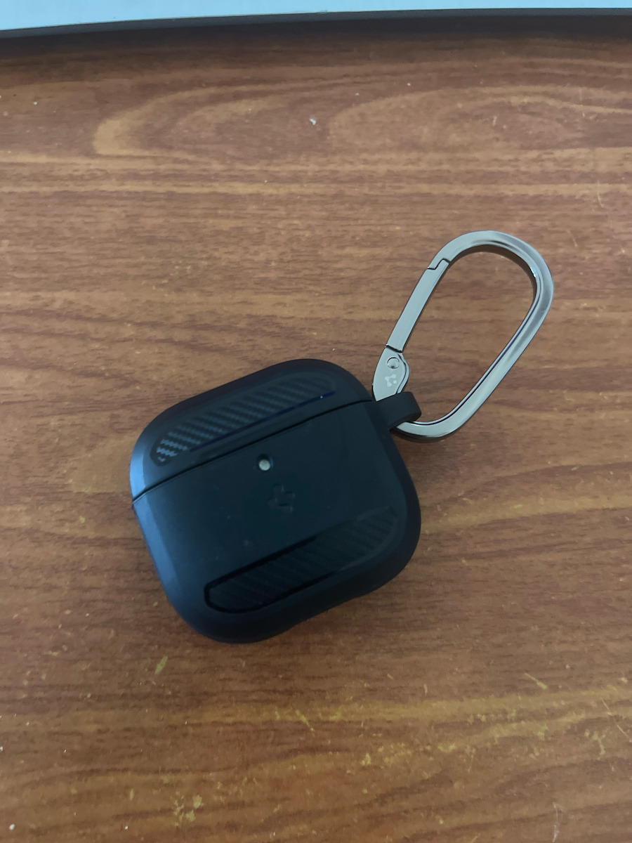 Spigen Rugged Armor Калъф с кука в Черен цвят за Apple AirPods 4