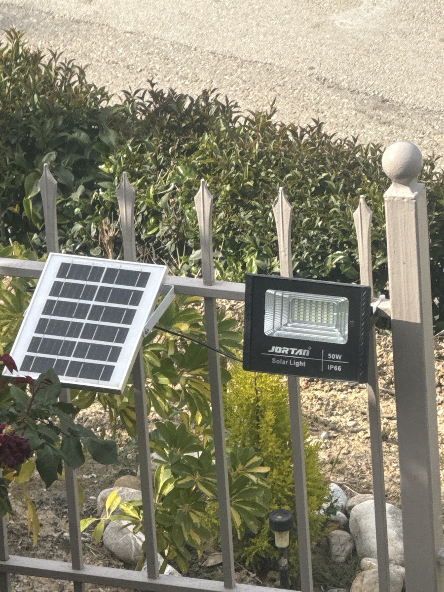 Jortan Στεγανός Ηλιακός Προβολέας LED 50W Ψυχρό Λευκό 6500K με Τηλεχειριστήριο IP66