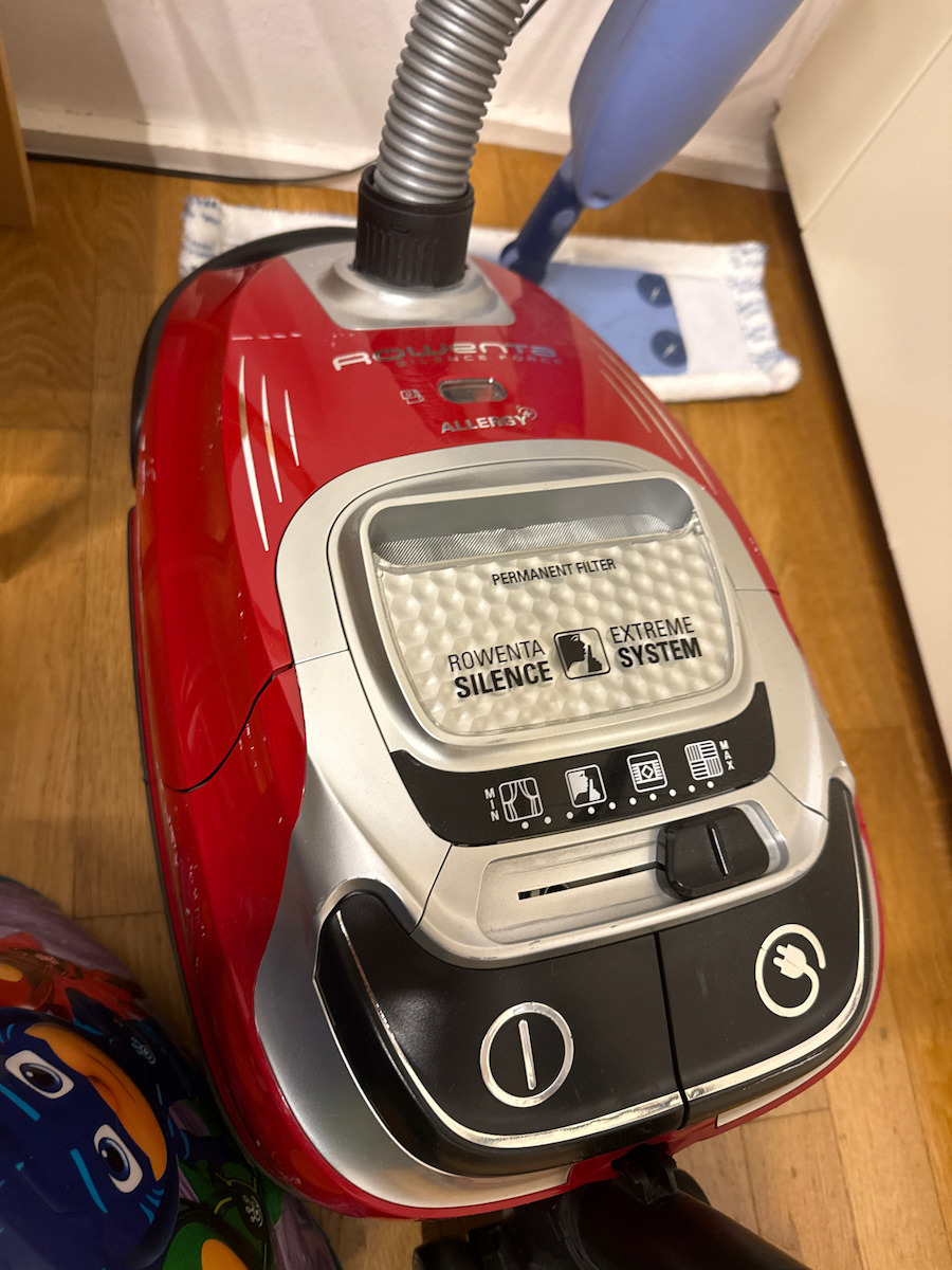 Rowenta RO7353EA Vacuum Cleaner 450W Bagged 4.5lt Burgundy