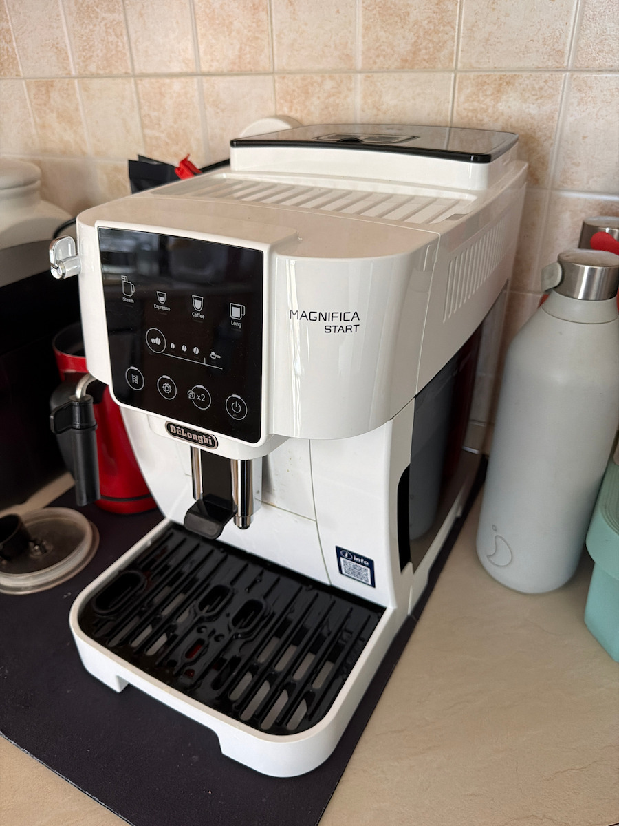 De'Longhi Magnifica Автоматична Еспресо Кафемашина 1450W 15bar С Мелачка Бяла ECAM220.20.W