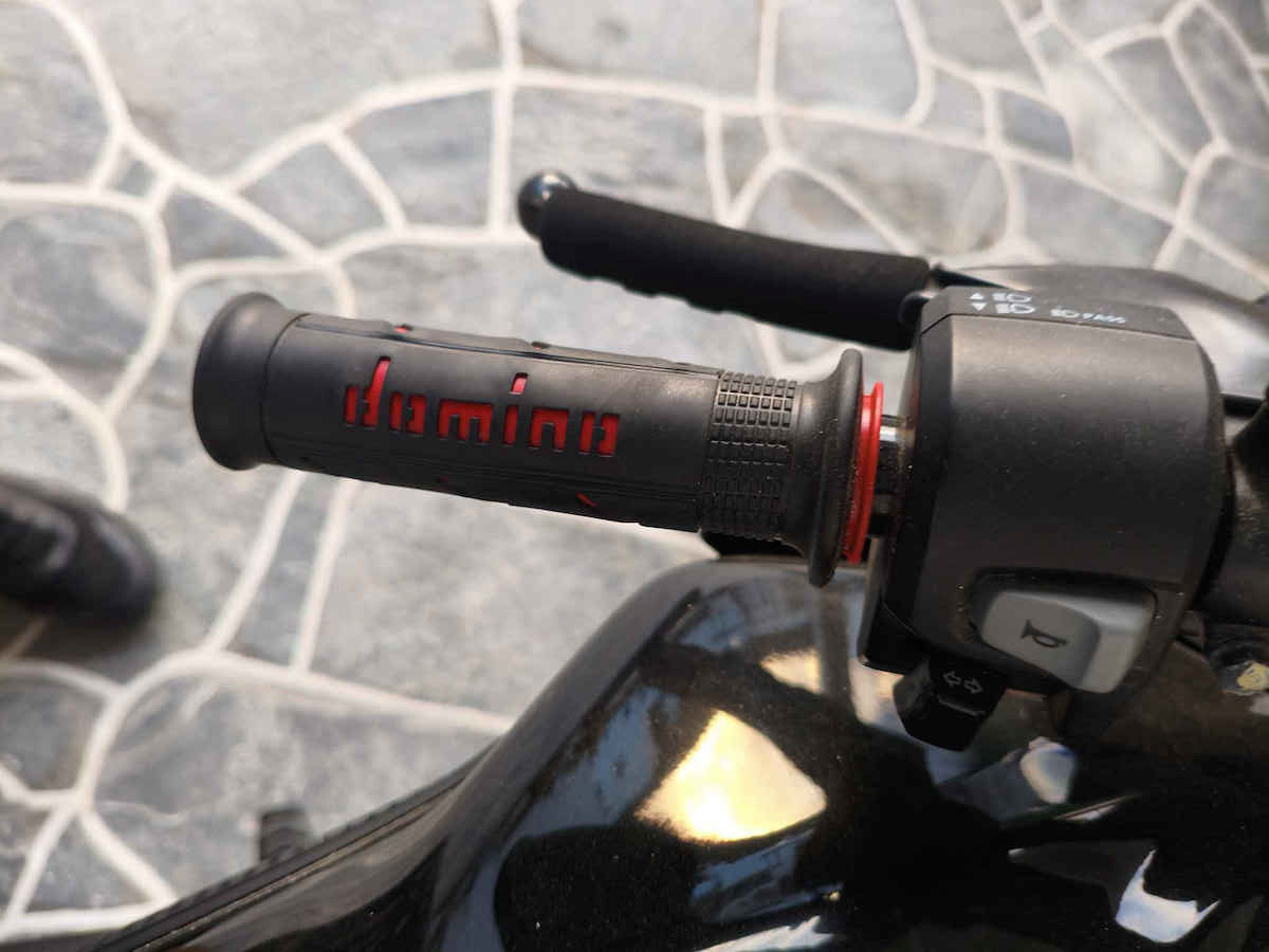 Domino Grip Handlebar 22mm Length 12.7cm Xm2 No Flange Universal A25041c4240c7-0 Black-Red