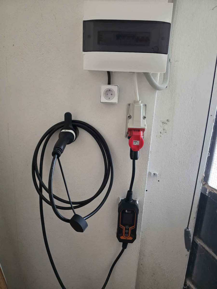 Feyree Lion King EV-K8 Portable Three-Phase 11kW Charging Station with Built-in Cable Type 2