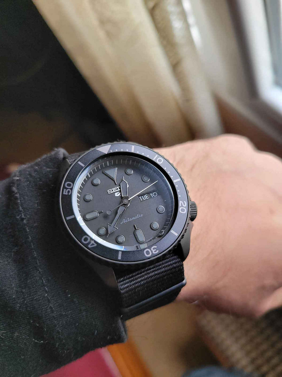 Seiko 5 Sports Street Style Ανδρικό Ρολόι 43mm Αυτόματο με Μαύρο Υφασμάτινο Λουράκι