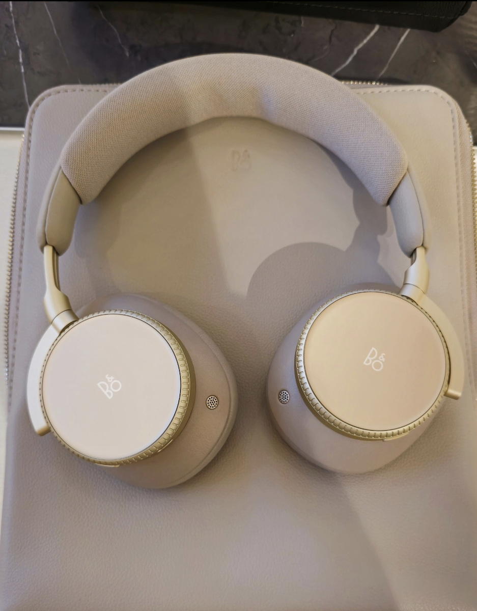 Bang & Olufsen Beoplay H100 Wireless / Wired Over Ear Headphones with 32 hours of Operation Black