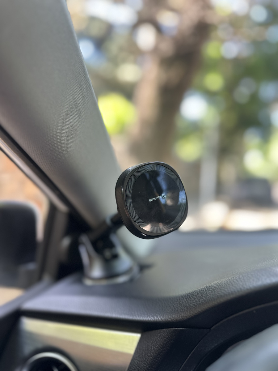 Swissten Auto Handyhalterung mit Magnet und Kabelloses Laden Schwarz