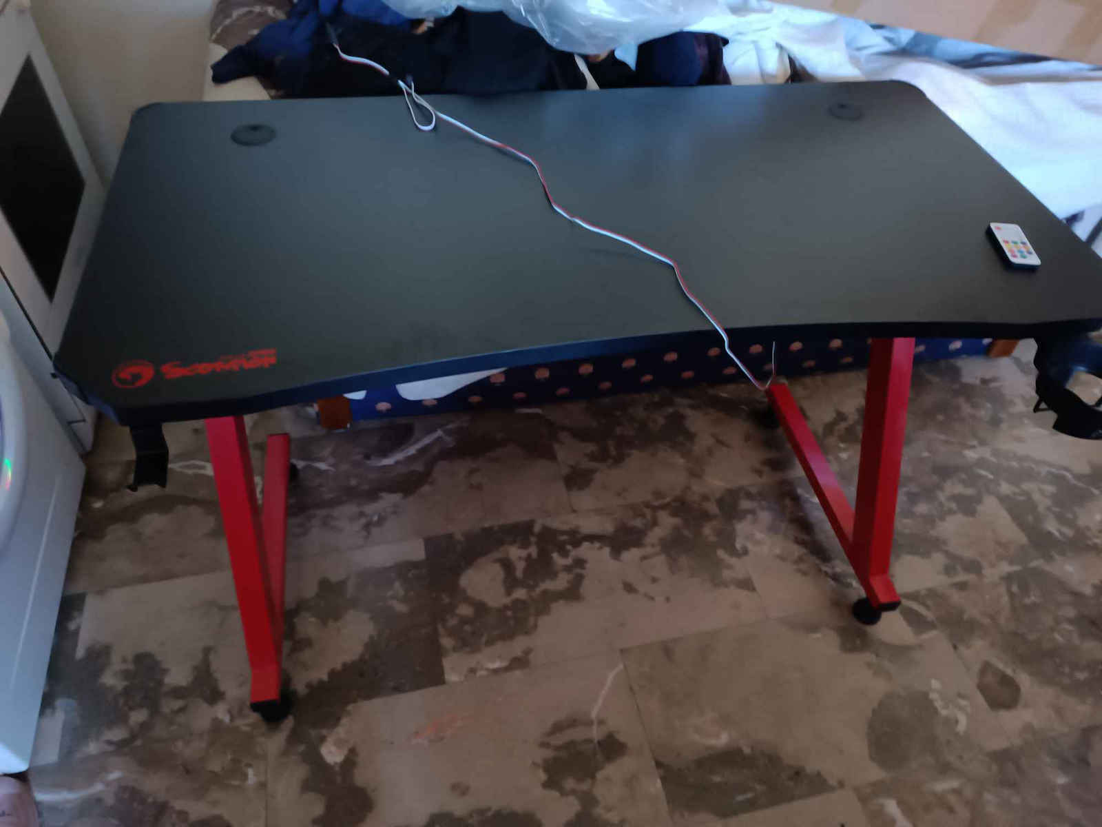 Геймърско Бюро Дървено Червено С Метални Крака И LED 120x60x75см