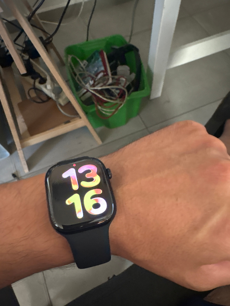 Apple Watch Series 11 Aluminium 42mm Wasserdicht mit Pulsmesser (Space Grey Aluminium Case with Black Sport Band - M/L)