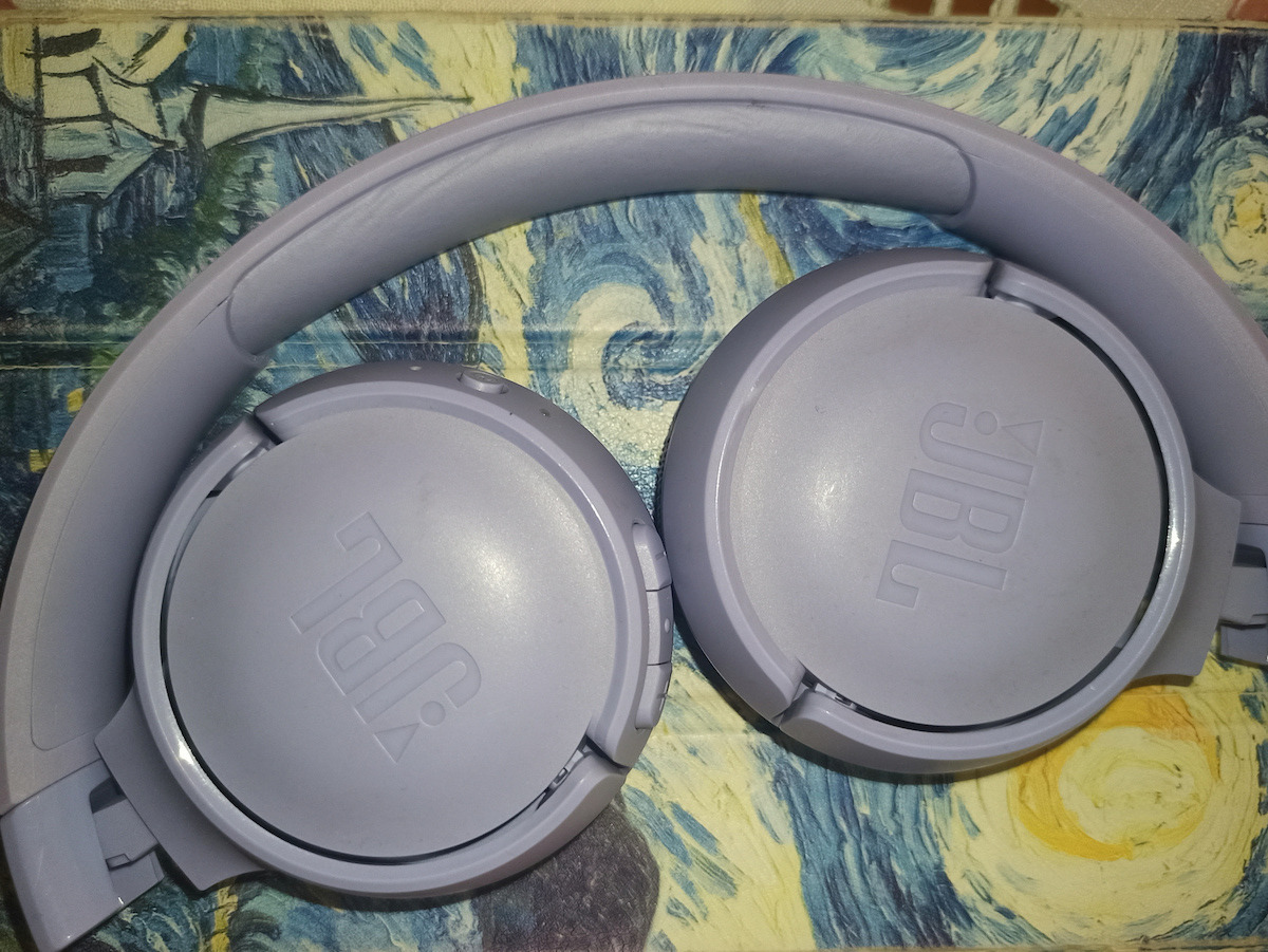 JBL Tune 520BT Wireless / Wired On Ear Headphones with 57 Hours Playing Time and Quick Charge Black