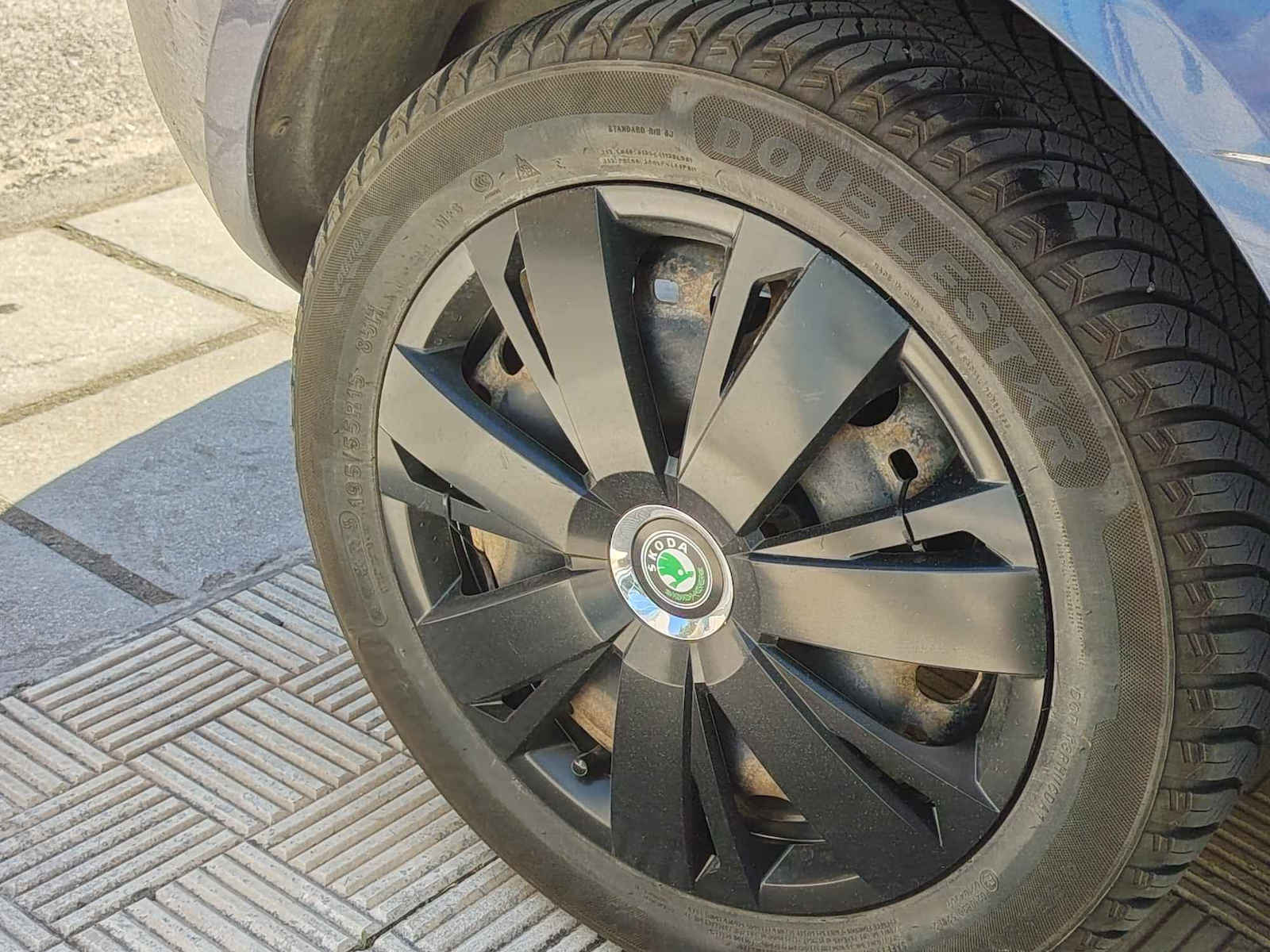 Versaco Auto Radkappen Set Energy Cbx mit Marke Skoda 4Stück 15" Schwarz