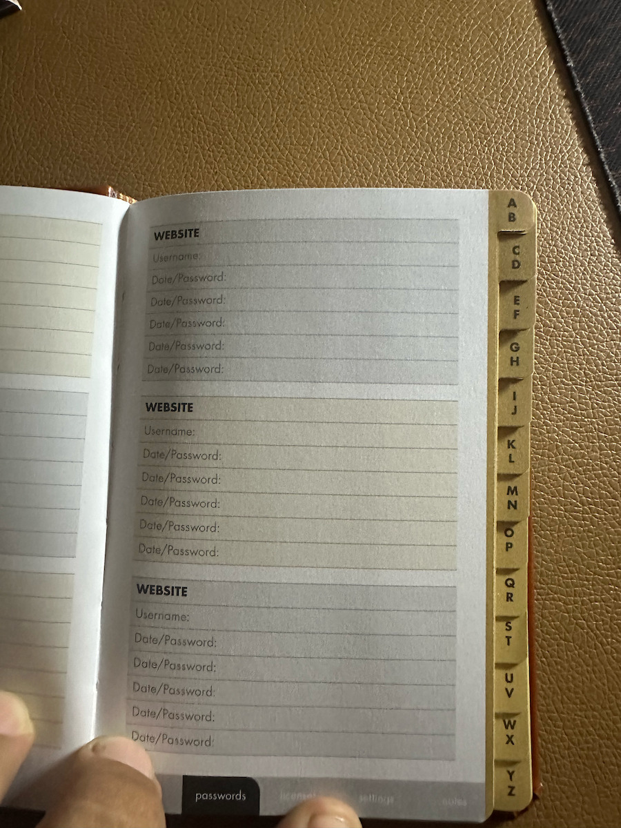 Quarto Group Internet Password Logbook Notizbuch mit Hartcover Cognac Lederimitat