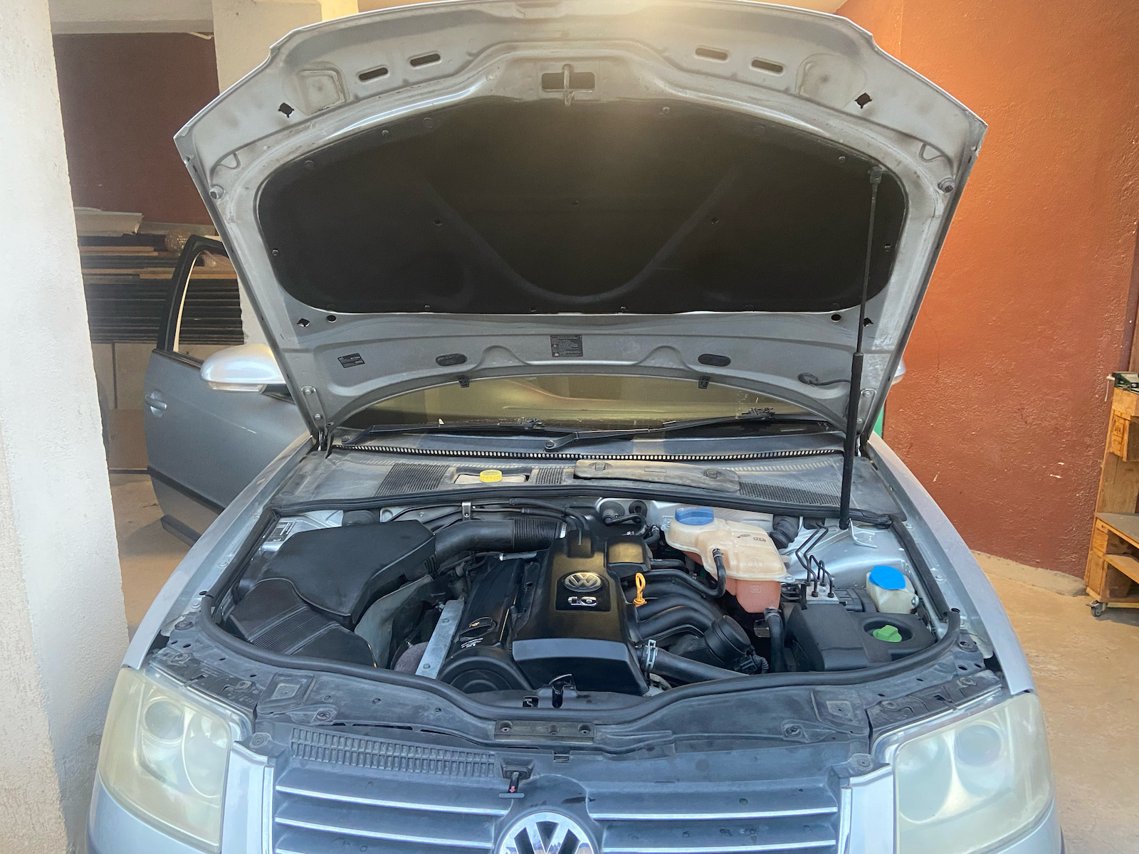 Шумоизолация на Двигателен Отсек VW Passat B5.5 2000-2005 1.6L Sedan VW Passat B5.5 2000-2005 2.8L Sedan VW Passat B5.5 2000-2005 2.0L Sedan