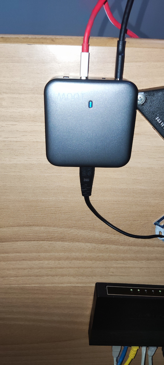 Yenkee Suport de Încărcare cu 2 Porturi USB-A și 2 Porturi USB-C și Cablu USB-C 100W Livrarea energiei / Quick Charge 2.0 / Quick Charge 3.0 / Quick Charge 4+ / Quick Charge 4.0 în culoarea Negru (YAC 4100)