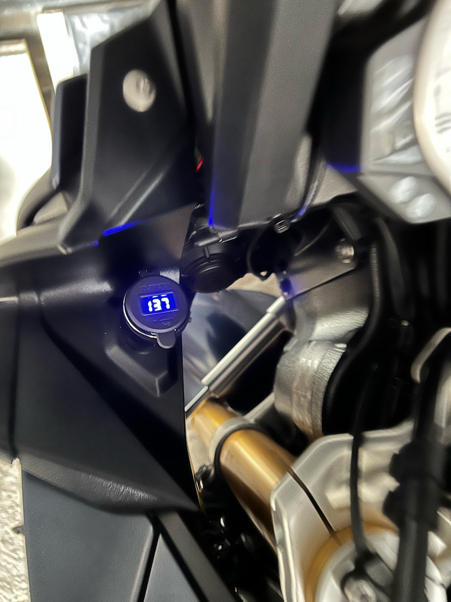 AGVpro Мотоциклетен зарядно устройство Бързо зареждане с Портове: 1xUSB & 1xЗапалка с Волтметър за BMW/Ducati/Triumph