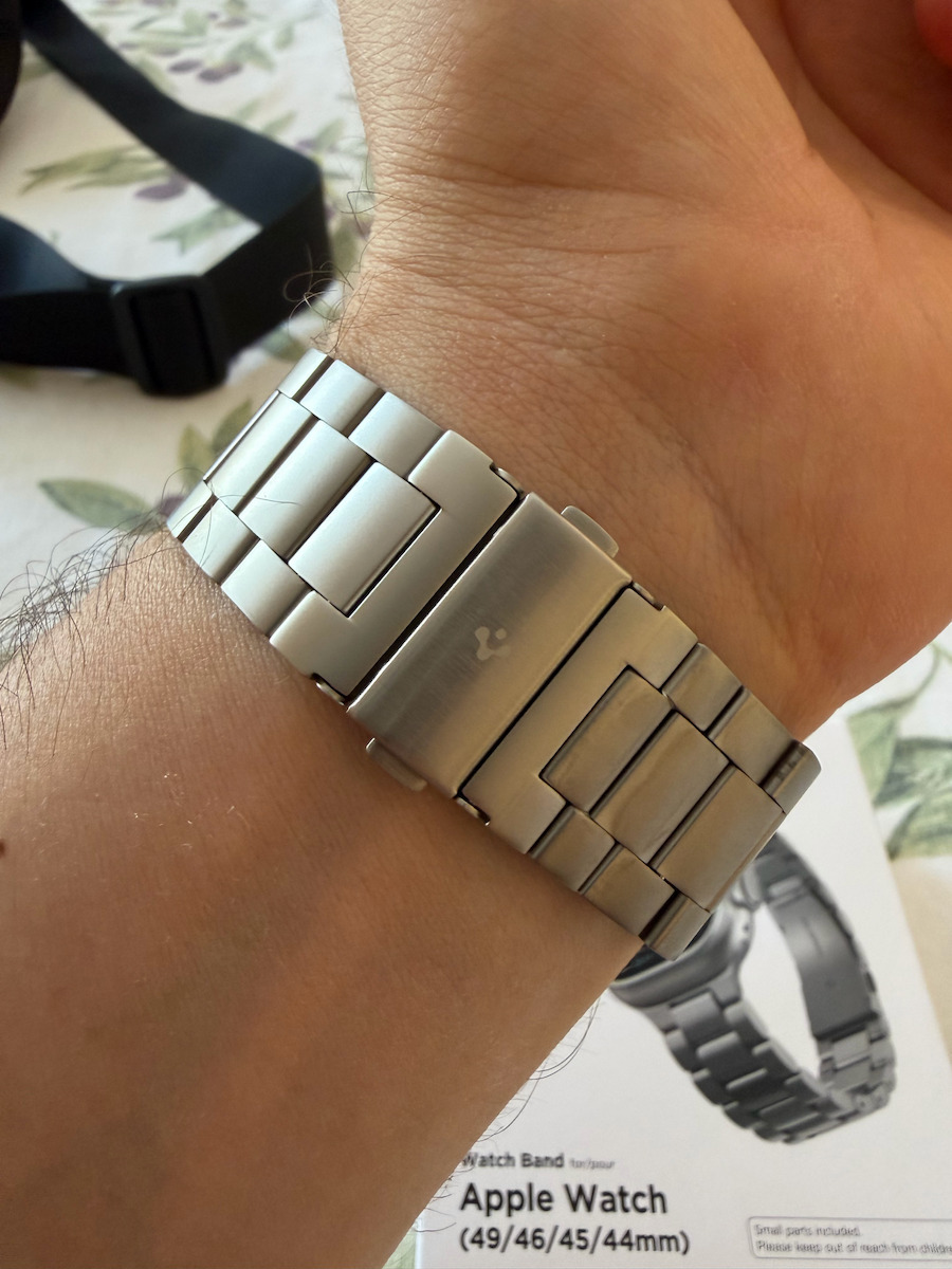 Spigen Modern Fit Каишка Неръждаема стомана Бежов (Apple Watch 49 мм, 46 мм, 45 мм, 44 мм - Spigen)