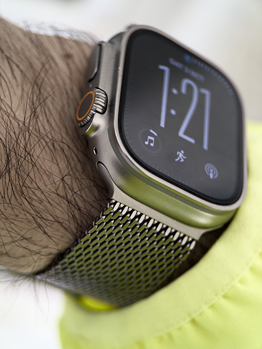 Apple Apple Watch Ultra 4 Titanium 49mm Wasserdicht Mit EKG (Natürlicher Titan Mit Desert Alpine Loop - Mittel)