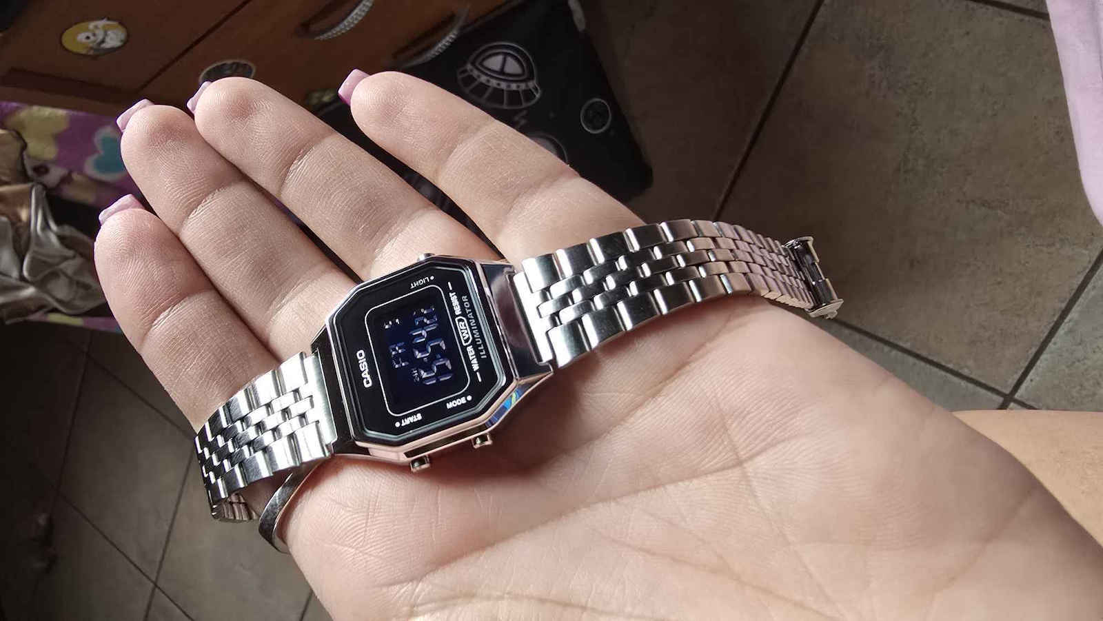 Vintage Womens Watch 28mm Battery With Silver Steel Bracelet