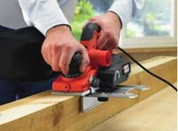 Black & Decker Πλάνη 750W με Σύστημα Αναρρόφησης