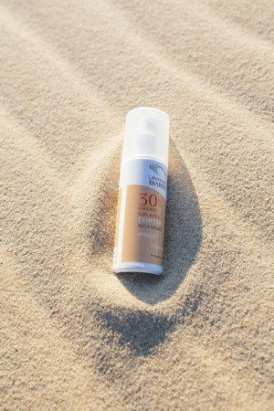 Laboratories de Biarritz Tinted Αδιάβροχη Αντηλιακή Κρέμα Προσώπου SPF30 με Χρώμα 02 Beige 50ml