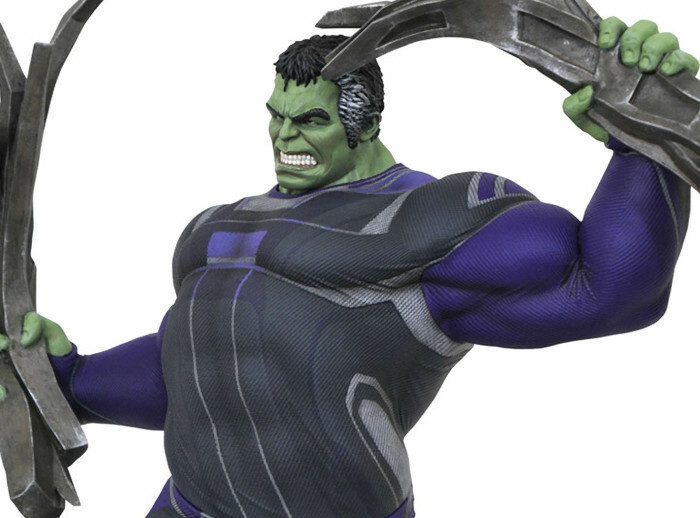 Diamond Select Marvel Gallery Avengers 4 Tracksuit Hulk DLX PVC Fig 