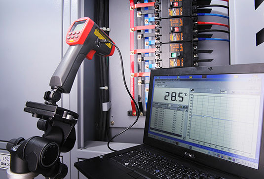 Amprobe IR-750 Termometru cu infraroșu pentru temperaturi de la -50°C până la 1550°C cu Raport de Distanță 50:1