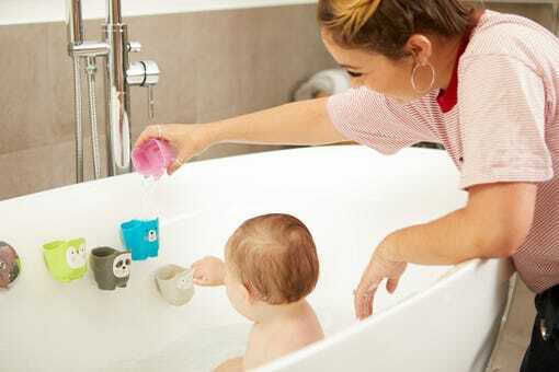 Tommee Tippee Splashtime Stack 'n' Pour Badespielzeug für 6++ Monate 491013