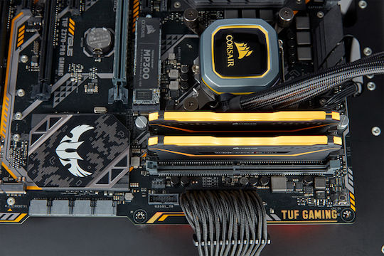 Corsair Vengeance RGB Pro 32GB DDR4 RAM cu 2 module (2x16GB) și