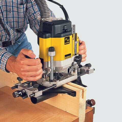 Dewalt Κάθετη Φρέζα 2000W με Ρύθμιση Ταχύτητας και με Σύστημα Αναρρόφησης