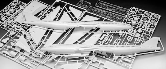 Revell Boeing 747-8 Lufthansa "New Livery" Modeling Figure Airplane White 172 Pieces in Scale 1:144 52.5x47.6cm.
