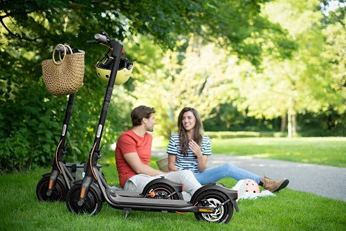 Segway Ninebot F40E Електрическа Тротинетка с Максимална Скорост 25 км/ч и Максимална Автономност 40 км в Черен Цвят със Седалка