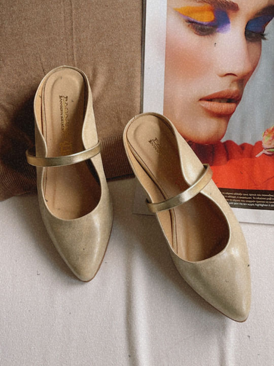 Flach Leder Mules in Gold Farbe