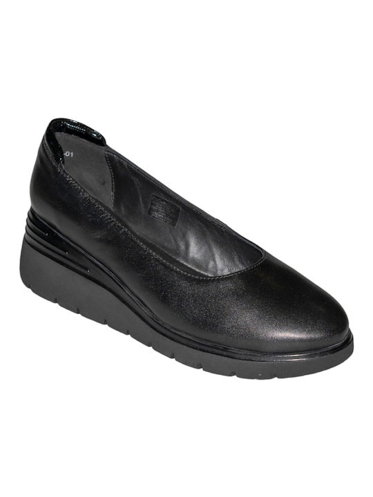 Women's Anatomical Moccasins in ARA 12-53701 in Black color