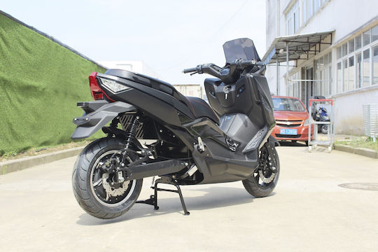 WheelnWater E-Striker Scooter Electric Putere 5000W Autonomie 220km 105Ah Negru Culoare