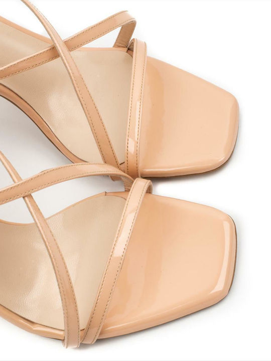 Sandalen aus Lackleder Beige