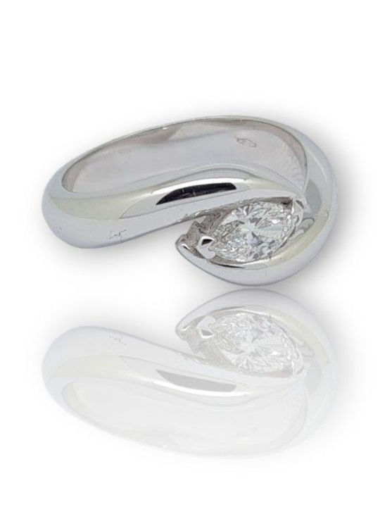 Mentzos Single Stone with Diamond