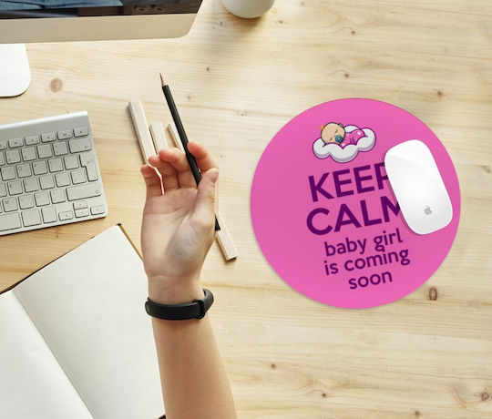 Koupakoupa Padea Pentru Mouse Keep Calm Baby Girl Is Coming Soon Roz 200mm KP_6628_MOUSEPAD-ROUND